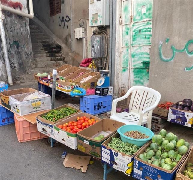 بالصور.. مصادرة وإتلاف خردوات وأدوات منزلية بـ