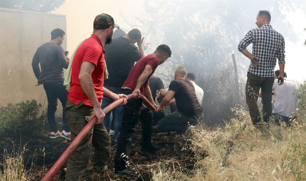 شاهد.. اندلاع حريق كبير في الأردن وهروب خيول من الإسطبلات القريبة