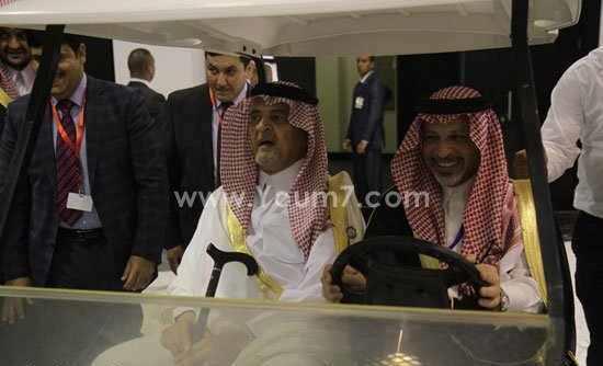 السفير قطان يقود عربة الجولف لسعود الفيصل في ختام قمة مصر