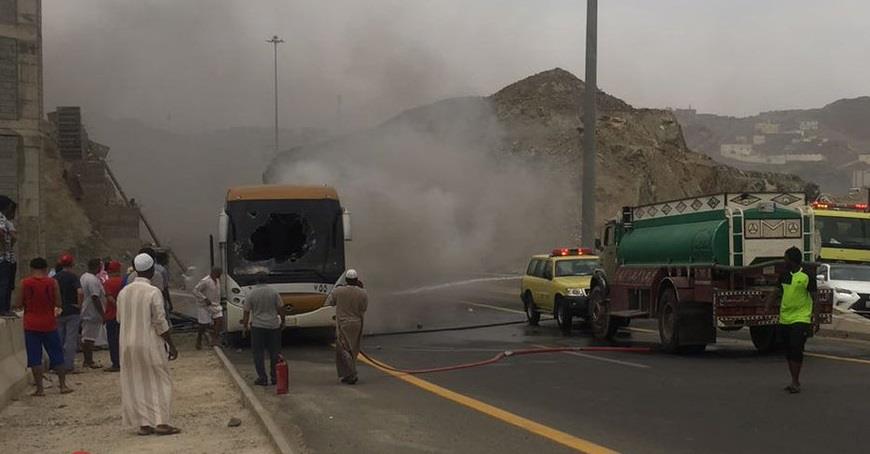 شاهد.. اشتعال النيران في باص حجاج بمكة دون وقوع إصابات