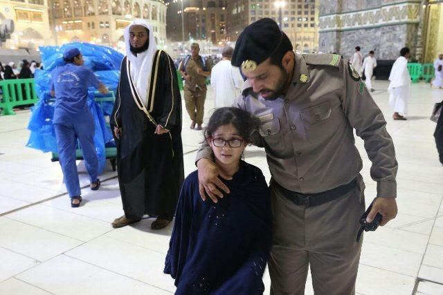 صور تظهر تفاني رجال الامن في خدمة المعتمرين وزوار الحرم