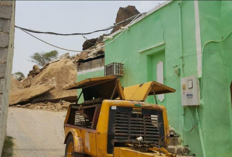 بلدية الحقو تبدأ في إزالة الصخور المهددة للأهالي بلدية الحقو تبدأ في إزالة الصخور المهددة للأهالي