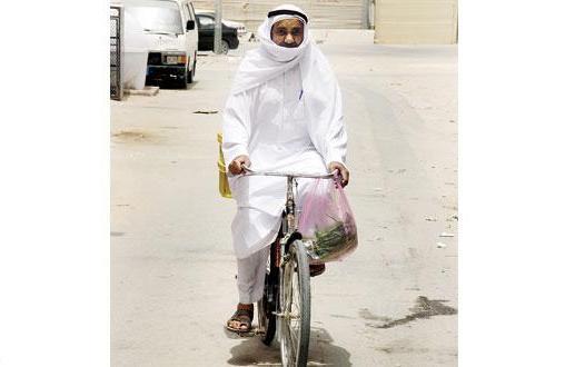 مواطن يقود دراجة مواطن يقود دراجة