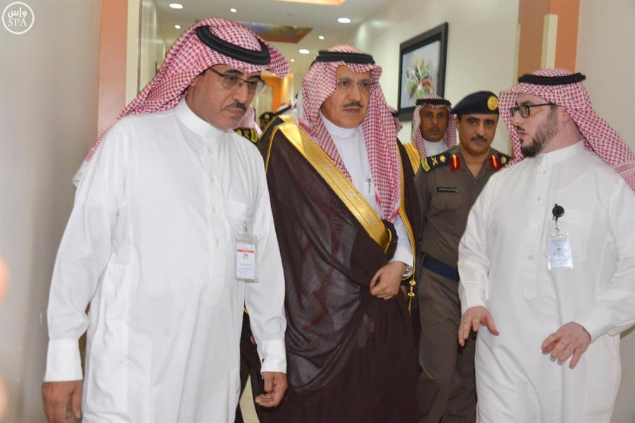 بالصور.. أمير الحدود الشمالية يطمئن على صحة المصابين في حادث الحريق من منسوبي الدفاع المدني