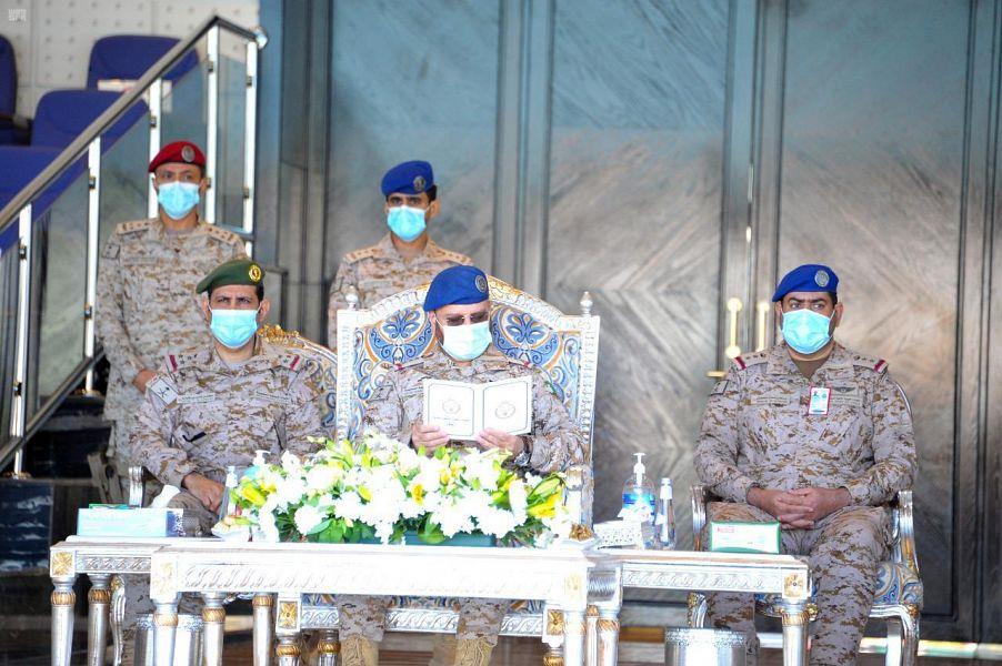 رئيس هيئة الأركان العامة يرعى حفل تخريج الدفعة 99 من طلبة كلية الملك فيصل الجوية