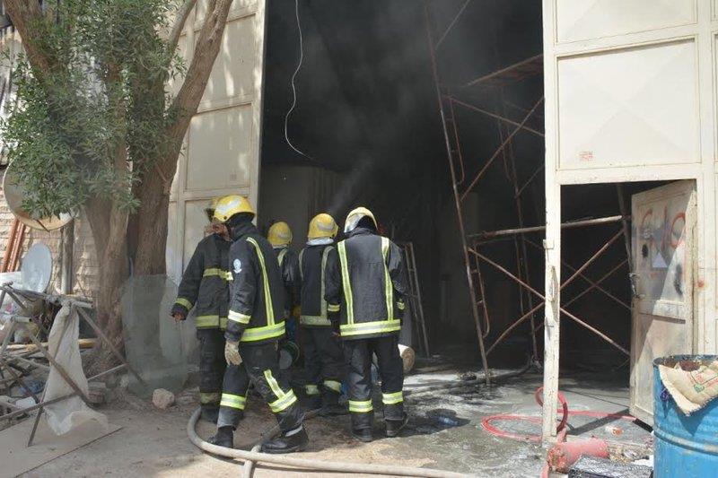 شاهد.. مدني الرياض يخمد حريقًا في ورشة نجارة بـ