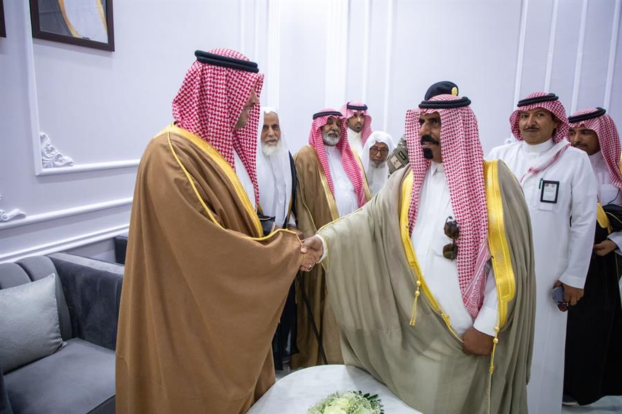 محافظ الأحساء يتفقّد مركز حرض ويلتقي بالأهالي