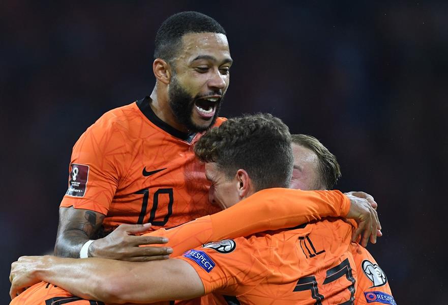 هولندا تسحق تركيا