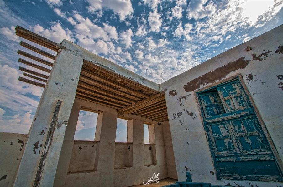 بلدة سعودية مبنية بالكامل من الطين وتطل على البحر الأحمر بلدة سعودية مبنية بالكامل من الطين وتطل على البحر الأحمر