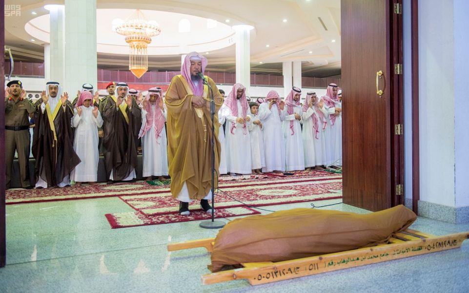 أمير القصيم يؤدي صلاة الميت على شهيد الهجوم الإرهابي على نقطة أمنية