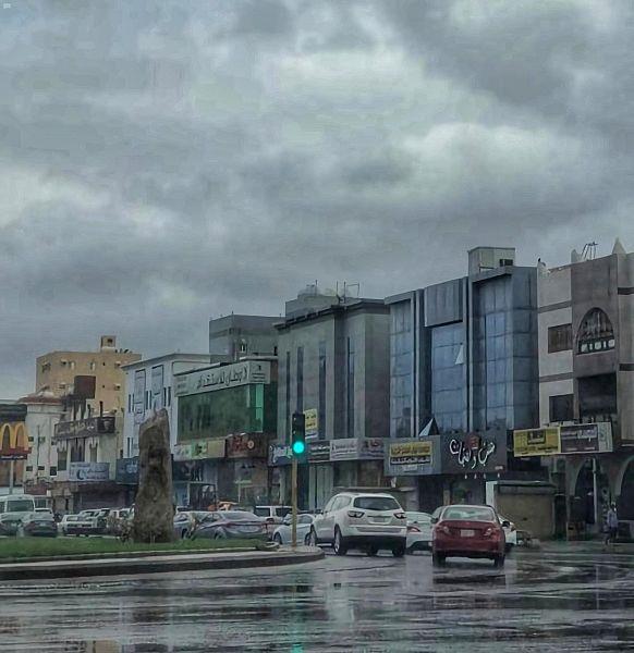 هطول أمطار متوسطة إلى غزيرة في المدينة وجدة.. وتصوير جوي يوثق جريان سيول ينبع