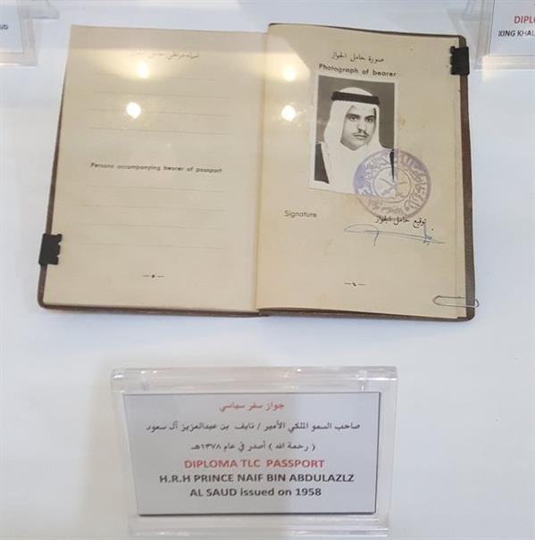 بالصور.. عرض جوازات نادرة للملك فيصل وابنه سعود والملك فهد والأمير نايف بن عبدالعزيز