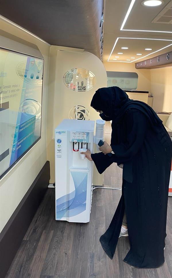 آلة مبتكرة لإنتاج الماء من الهواء في معرض دبي إكسبو 2020