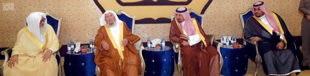 أمير نجران يطمئن على صحة الشيخ المكرمي
