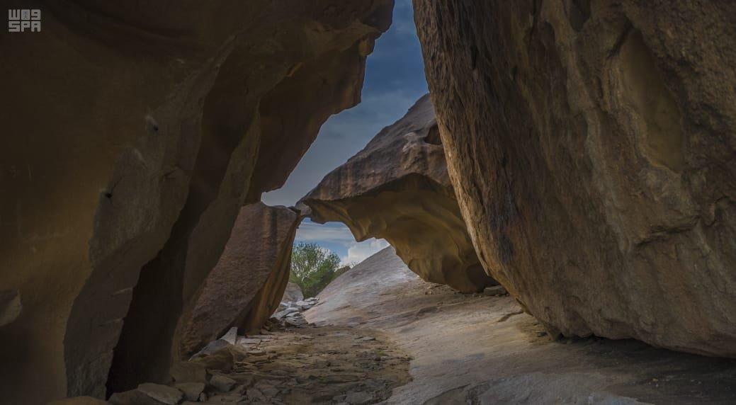 كهوف ومفازات جبل الشدا الأسفل الأثرية بالباحة كهوف ومفازات جبل الشدا الأسفل الأثرية بالباحة