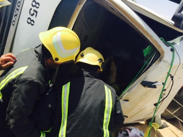 بالصور.. انقلاب شاحنة بنجران واحتجاز شخص داخلها