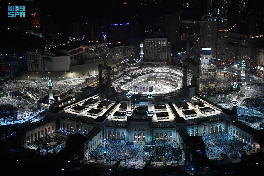 وسط أجواء إيمانية.. قاصدو المسجد الحرام والمسجد النبوي يشهدون ختم القرآن في ليلة 29 (صور) 