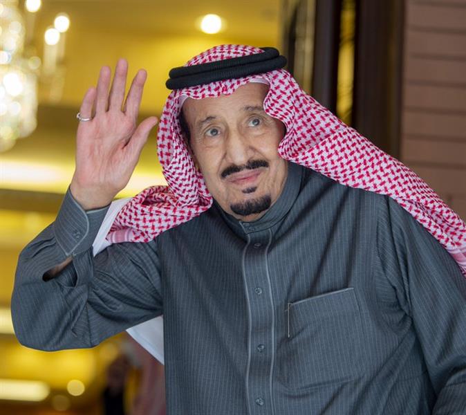 صورة خادم الحرمين في توديع ملك البحرين