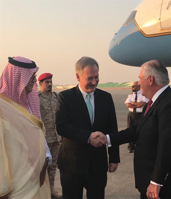 بالصور.. وزير الخارجية الأمريكي يصل إلى الرياض