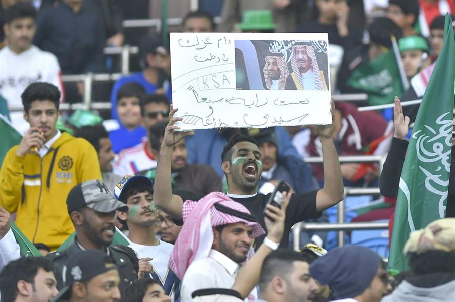 شاهد الحضور الجماهيري السعودي في المباراة الثانية بخليجي 23.. وإماراتيون يرفعون علم المملكة شاهد الحضور الجماهيري السعودي في المباراة الثانية بخليجي 23.. وإماراتيون يرفعون علم المملكة
