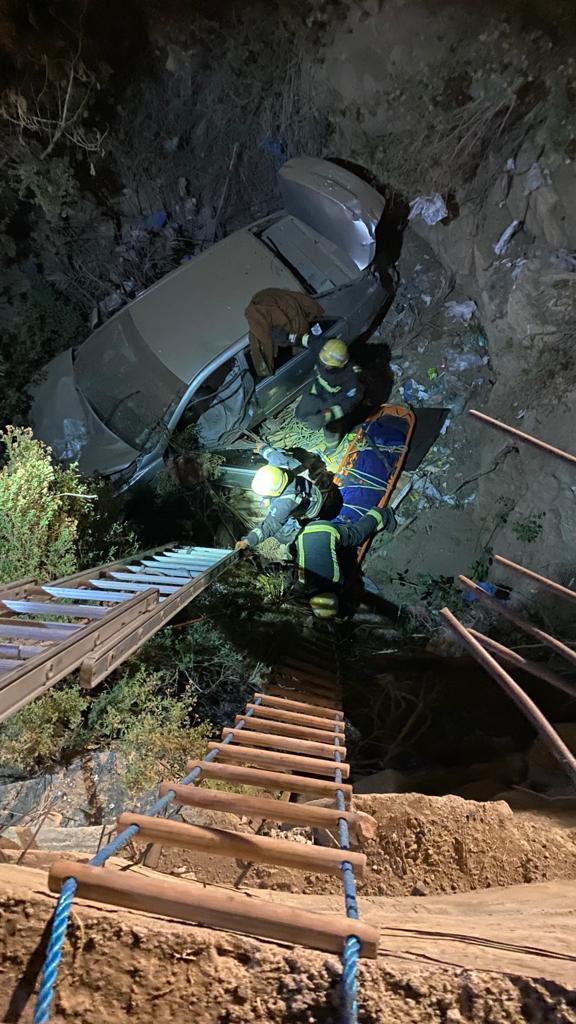 إنقاذ شخص سقطت مركبته في بئر بخميس مشيط  