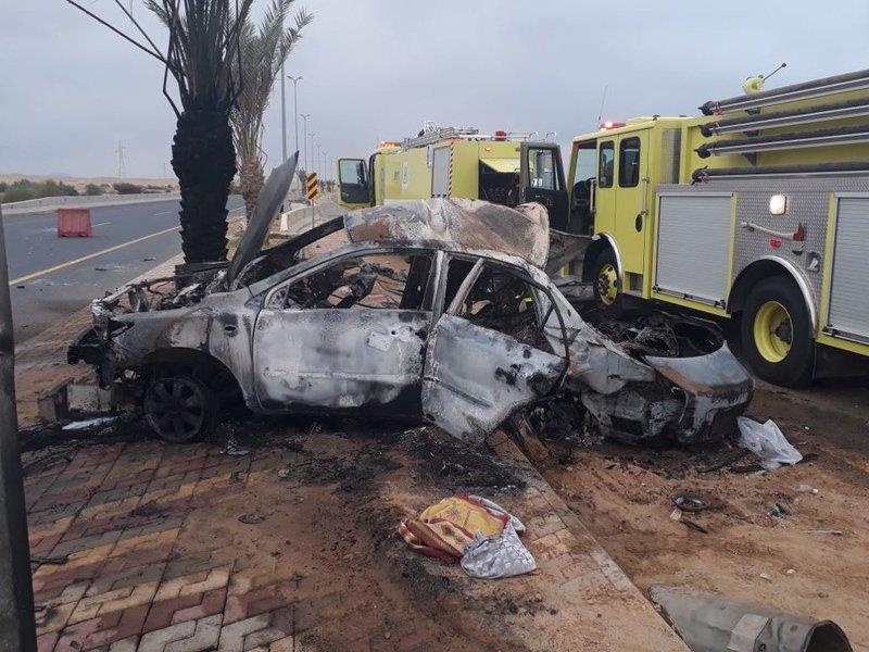 تفحم شقيقتين وإصابة سائق جراء اصطدام المركبة التي تقلهم بعمود إنارة واحتراقها بالكامل