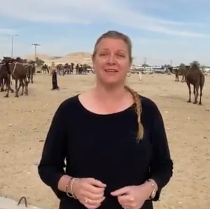 قنصلة أمريكا في الظهران تزور سوق الإبل وتعلق ببيت شعر للراحل فهد بن جدلان