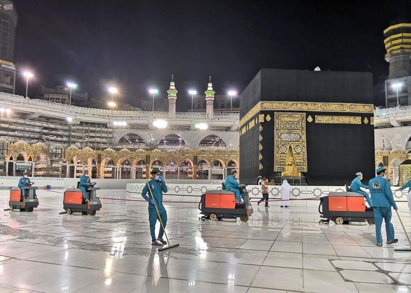  تعقيم المسجد الحرام ومرافقه وصحن المطاف