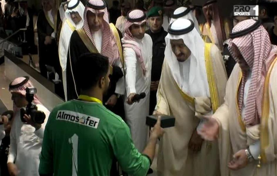شاهد.. خادم الحرمين يتوج الهلال بكأس الملك
