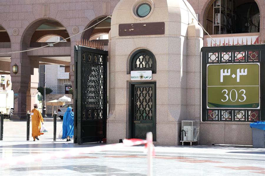 صور.. تغيير أرقام لوحات المسجد النبوي للاسترشاد والربط مع المنطقة المركزية  