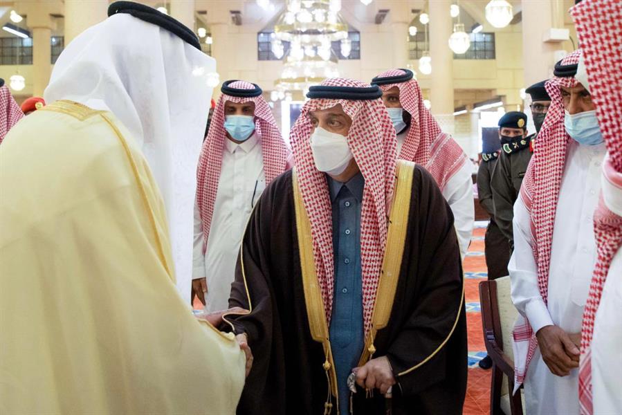 أمير الرياض يؤدي صلاة الميت على الأميرة نورة بنت فيصل بن عبدالعزيز 