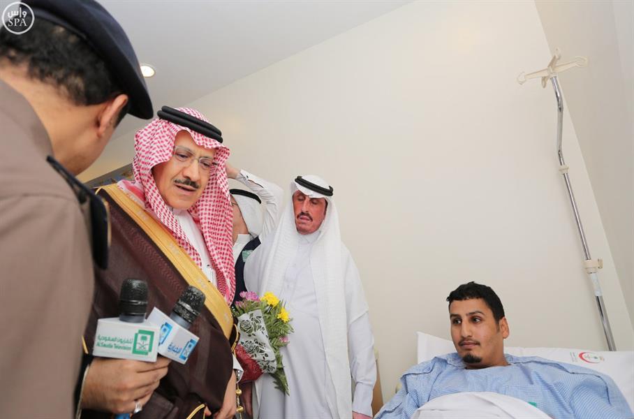 بالصور.. أمير الحدود الشمالية يطمئن على صحة المصابين في حادث الحريق من منسوبي الدفاع المدني