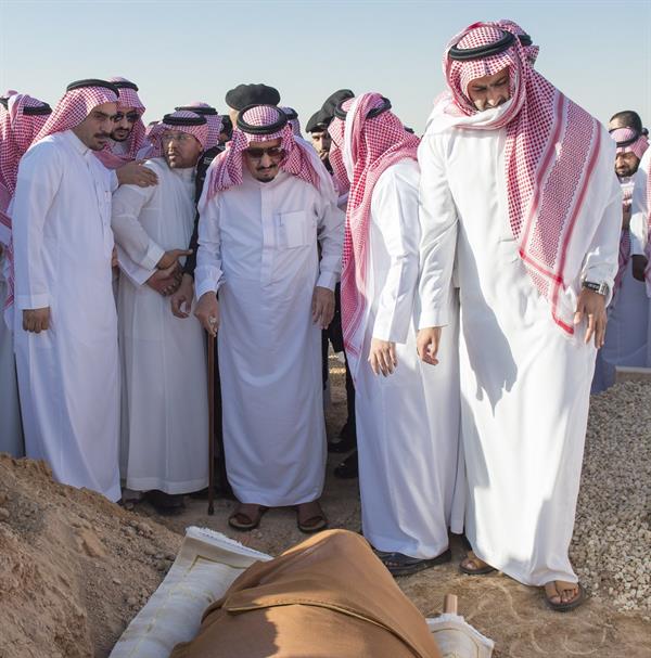 بالصور.. خادم الحرمين الشريفين يتقدم المصلين على الأمير تركي بن عبدالعزيز