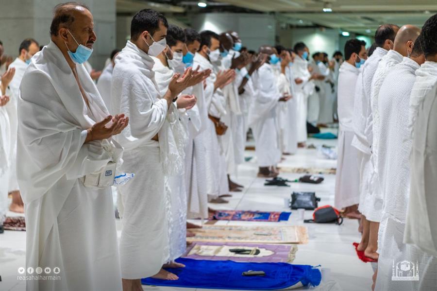 المصلون يشهدون ختم القرآن بالحرمين الشريفين وسط أجواء روحانية المصلون يشهدون ختم القرآن بالحرمين الشريفين وسط أجواء روحانية