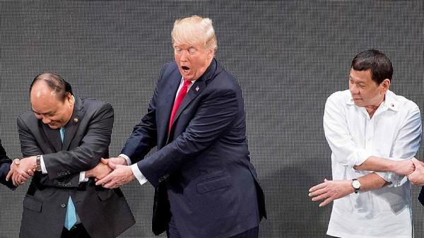 بالصور.. ترامب حائر في مصافحة خلال قمة آسيان