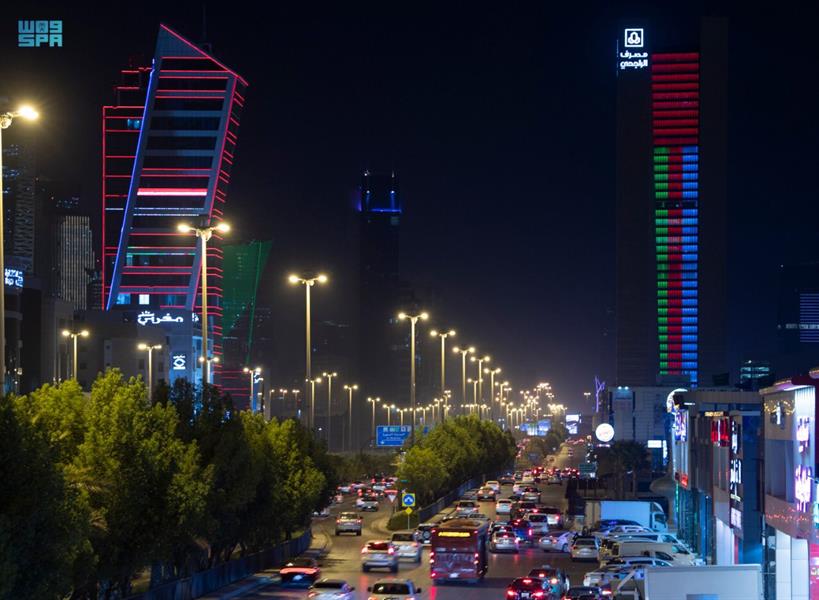 معالم الرياض تتزين بألوان علم سلطنة عمان