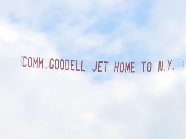 أمريكي يستأجر طائرة ويحلق بها فوق بيت مفوض الدوري احتجاجًا على وقف لاعب