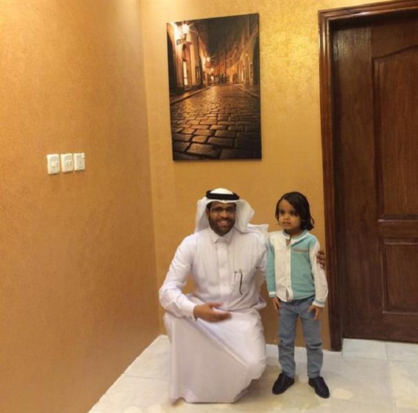 الطفل المعنف لتشجيعه الاهلي