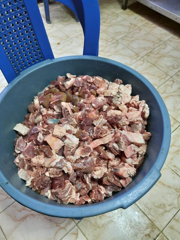 شاهد.. إغلاق مطعم بالخرج يقوم بتحضير الطعام داخل شقة سكنية ومصادرة لحوم مجهولة المصدر