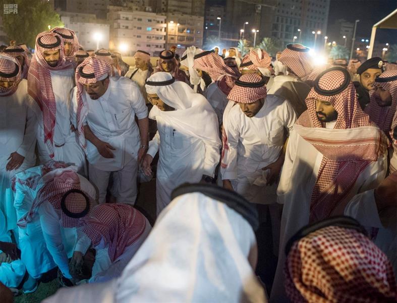 بالصور.. مواراة جثمان الأمير مشعل الثرى في مقبرة العدل بمكة