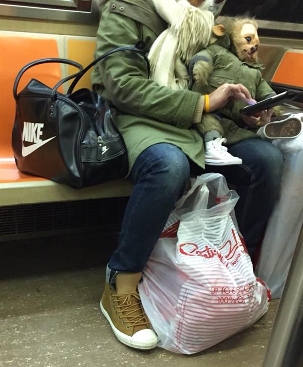 دمية مخيفة تظهر في 