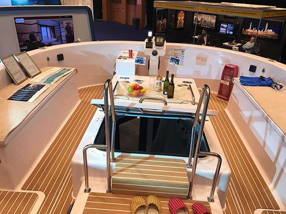 بالصور.. أبوظبي تشهد عرض أول قارب وغواصة معاً صديق للبيئة