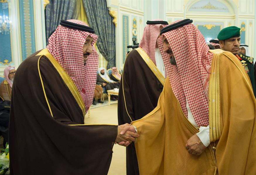 خادم الحرمين يستقبل عدد من الأمراء ومفتي المملكة وجمع من العلماء والمواطنين