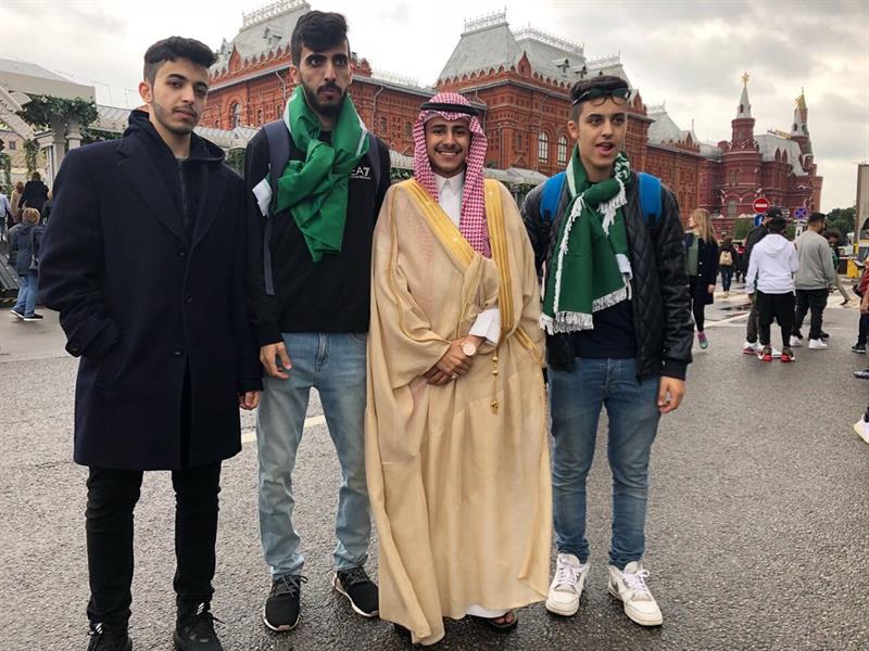 مشجعان في موسكو بالزي الرسمي السعودي للتعريف بثقافة المملكة مشجعان في موسكو بالزي الرسمي السعودي للتعريف بثقافة المملكة