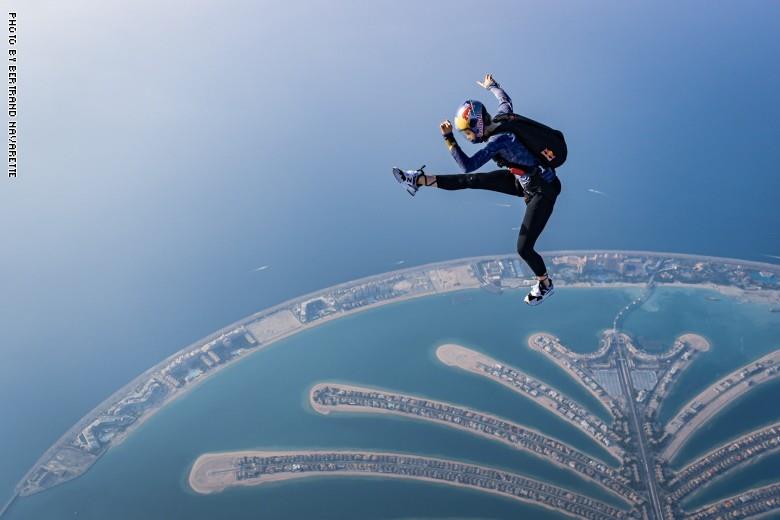 بولندية تستعرض مهاراته راقصة على ارتفاع ‏‏14ألف قدم فوق 