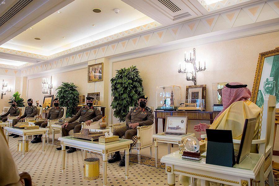 لإطاحتهم بمواطن انتحل صفة رجل أمن.. أمير القصيم يكرّم عدداً من منسوبي إدارة المرور 