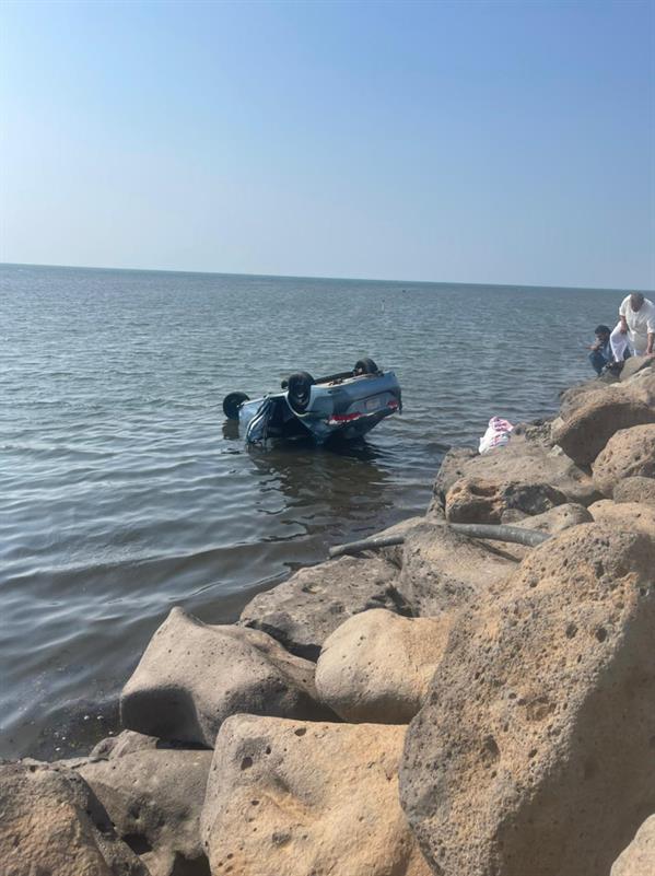 انقلاب سيارة وسقوطها في البحر بجازان