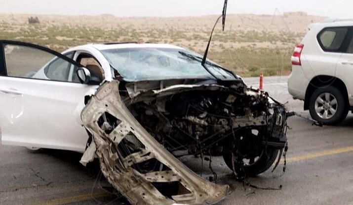 وفاة عشريني وإصابة شخصين في حادث تصادم سيارة بالحواجز الخرسانية على طريق الظهران