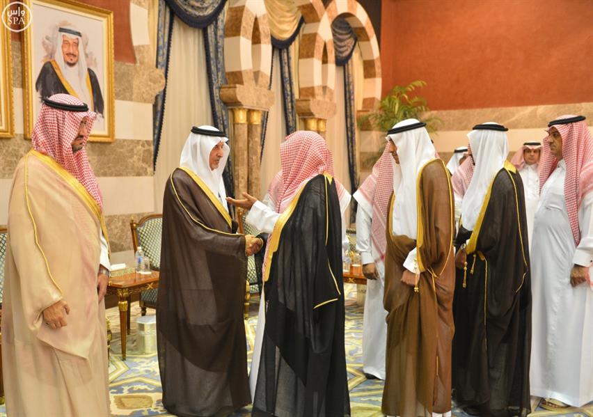خالد الفيصل يستقبل بمنزله الأمير مقرن والمعزّين من أمراء ومسؤولين ومواطنين ووفود دول