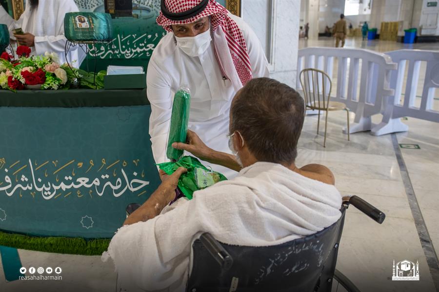 احتفالًا باليوم الوطني.. توزيع الهدايا على قاصدي المسجد الحرام